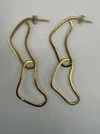 gold Forma 21 earrings on a light gray background